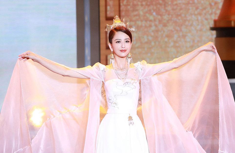 佟丽娅最新金色发型亮相