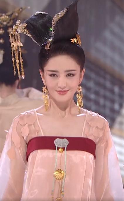 佟丽娅最新金色发型亮相