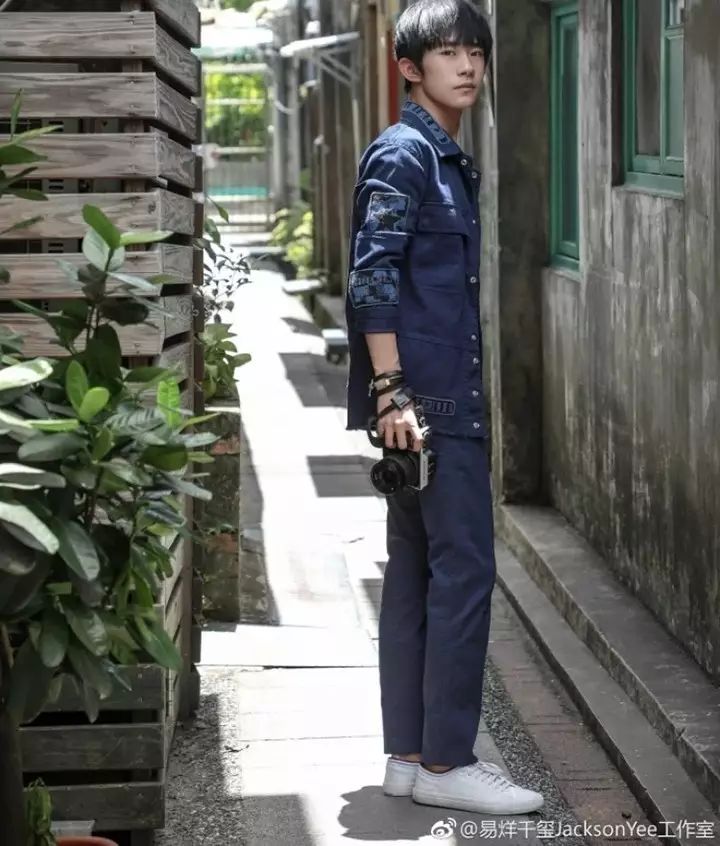 易烊千玺最新街拍高清图片曝光