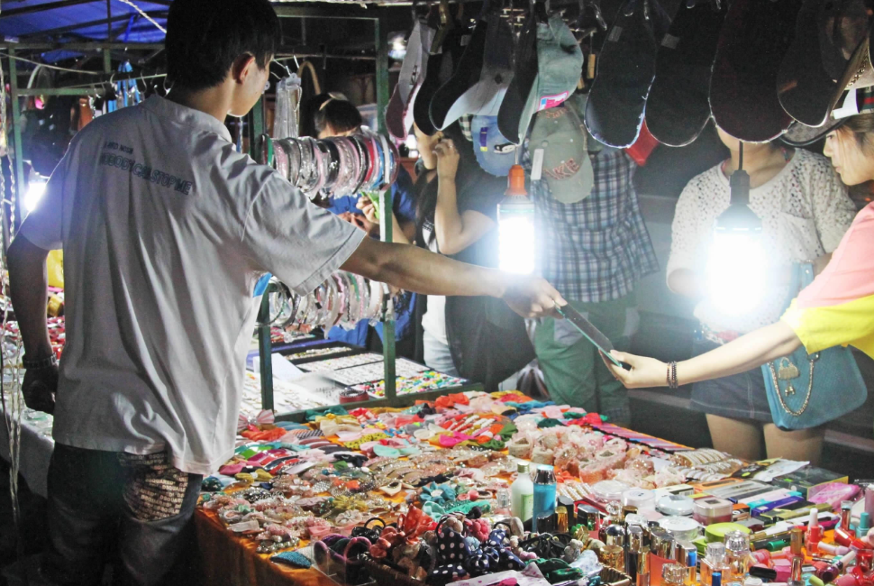 揭秘2013最火爆的地摊生意,潮流创业新选择