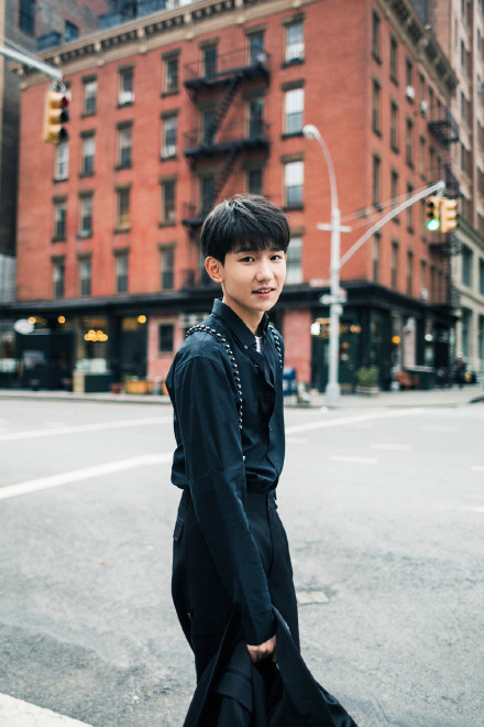 王源最新写真集曝光,从2017到2021的成长与蜕变