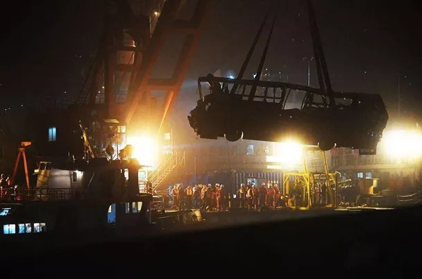 公车坠江最新,变化中的力量,自信与成长的旅程