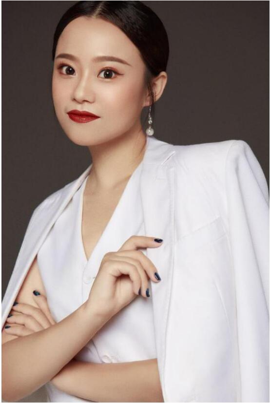 黄女士的最新动态,时尚、科技与生活的融合