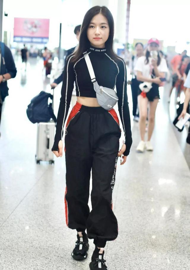 关晓彤最新照片,小巷深处的特色小店探秘