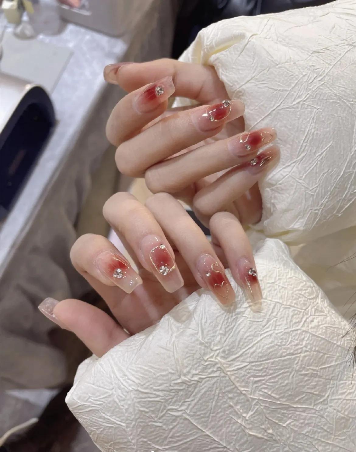 美甲控必看指甲最新款式图片,打造时尚潮流的指尖魅力!