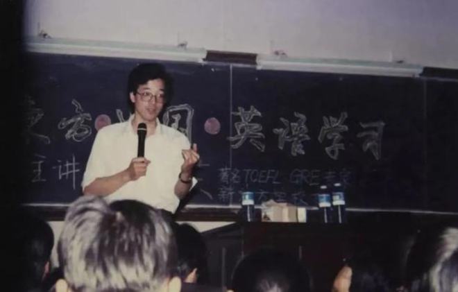 俞敏洪最新视频揭秘,小巷中的隐藏美食天堂