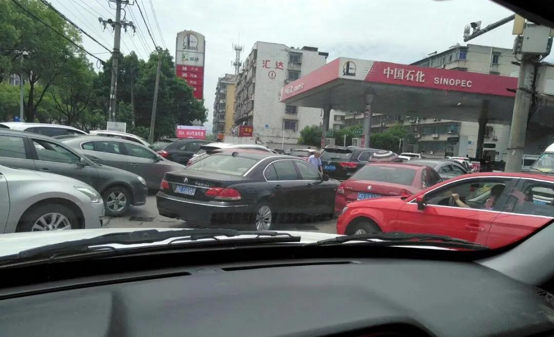 明日油价最新消息,油价背后的温馨故事