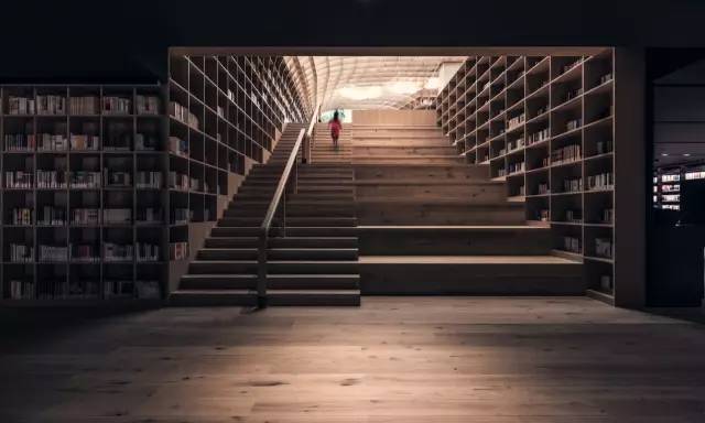 最新名著,小巷深处的秘密阅读空间