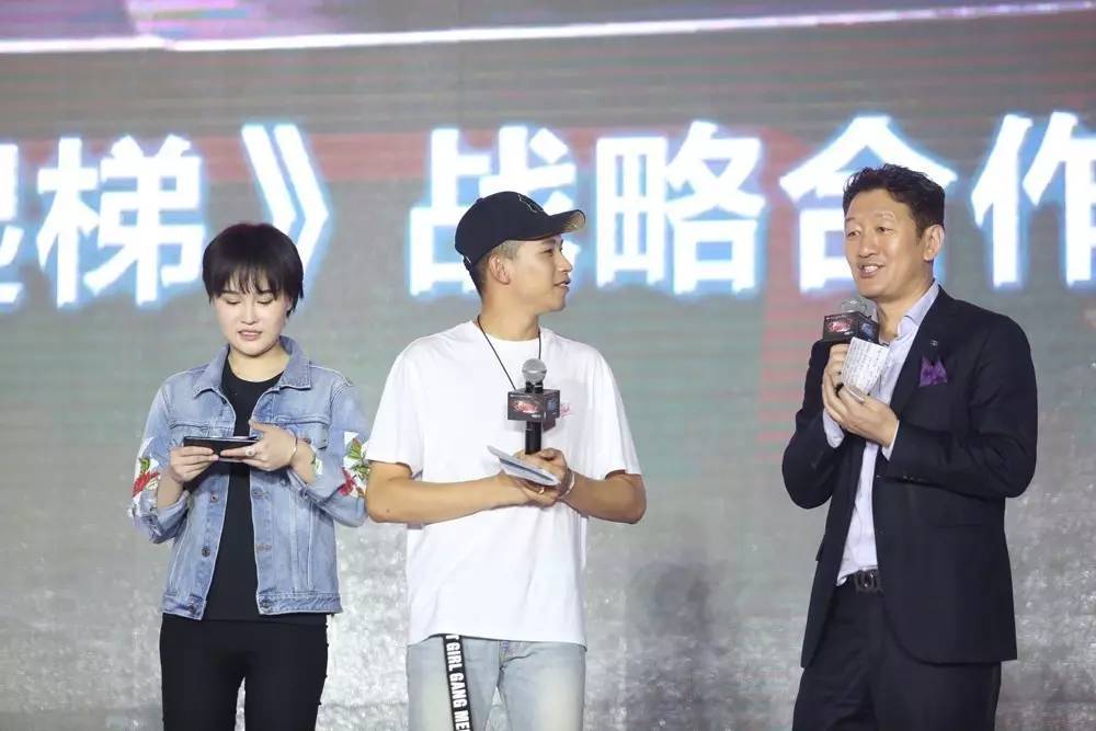 Mc天佑最新喊麦掀起科技风暴,全新高科技产品震撼登场!