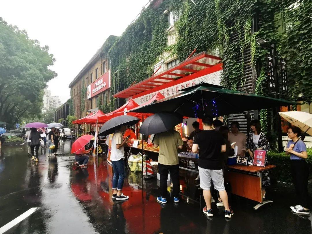 品牌直播服装,时代背景下的直播风潮与时尚影响力