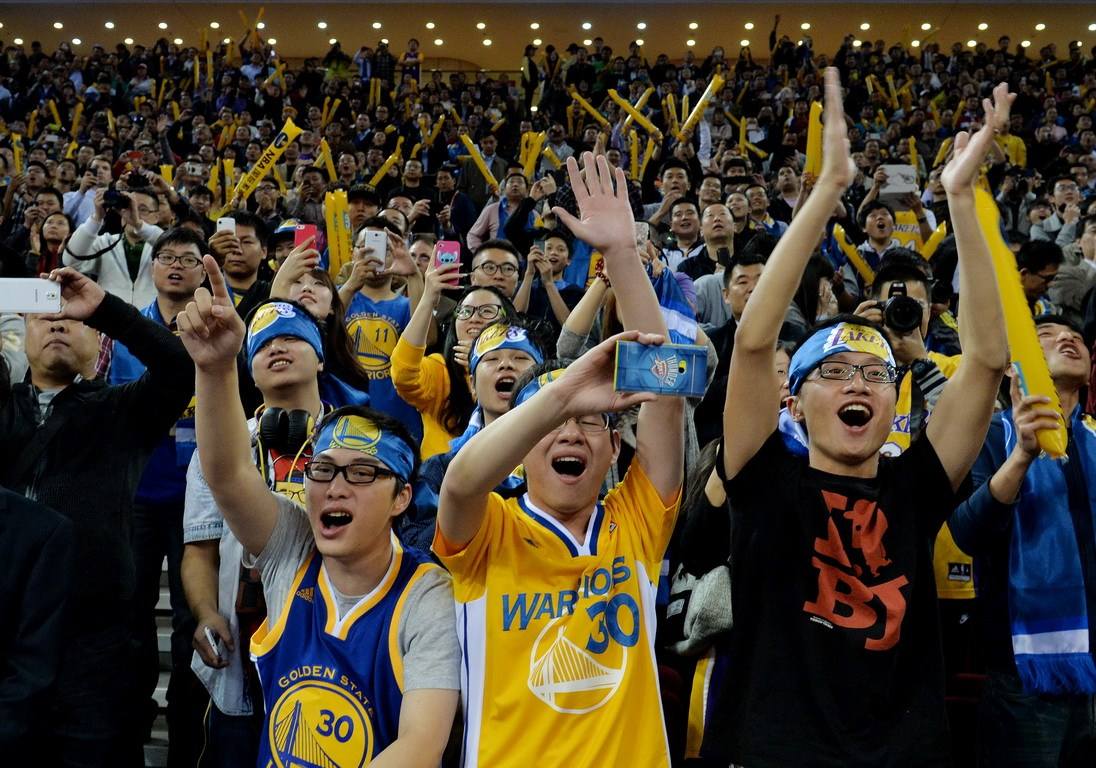 直播聊篮球,小巷深处的篮球氛围小屋