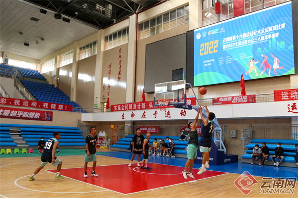 直播聊篮球,小巷深处的篮球氛围小屋