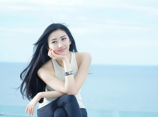 浅川莉奈最新写真,闪耀星光,时代印记之美貌与才华的双重展现