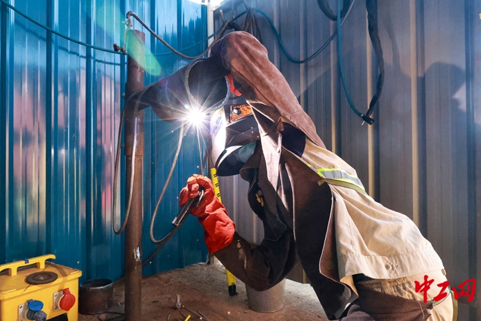 上海焊工招聘最新动态,焊花绽放的职场温情故事