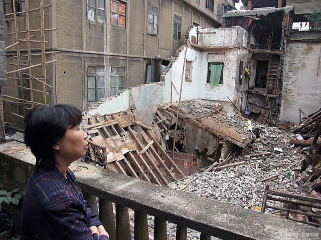 中国最新高层倒塌背后的故事与小巷中的美食奇遇