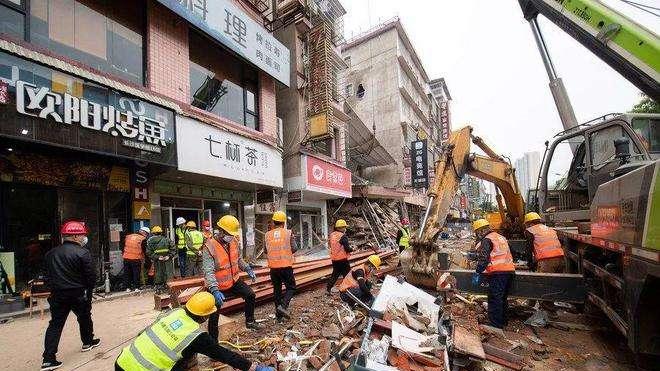 中国最新高层倒塌背后的故事与小巷中的美食奇遇