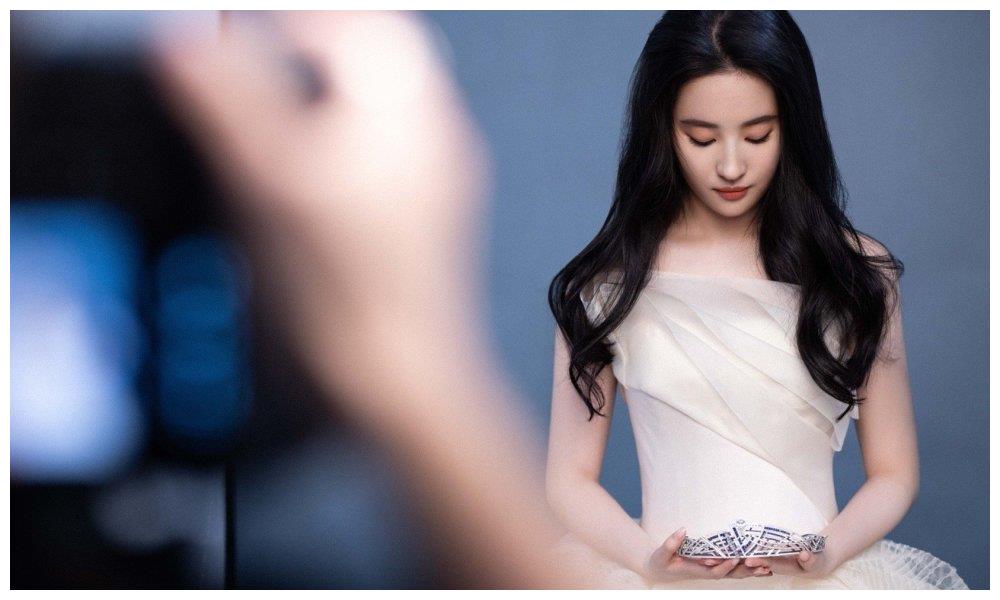 刘亦菲最新照片2024,自然美景之旅,探寻内心平和宁静之道