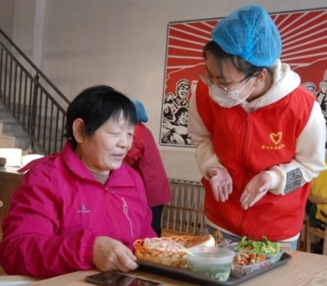 青岛最新半天做饭大姐,时代中的温暖砥柱