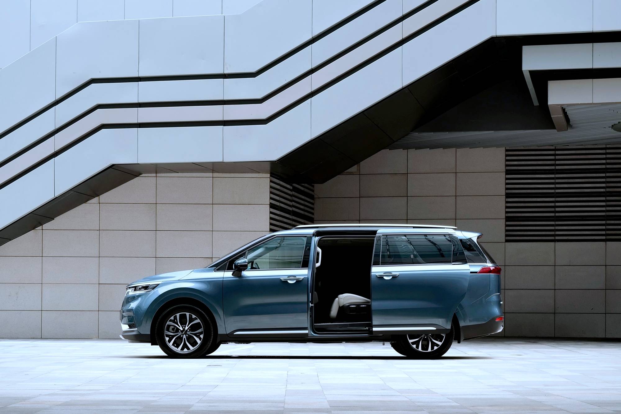 起亚最新商务车,时代的领航者