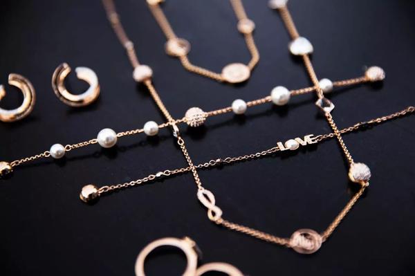 最新手机饰品大赏📱,让你爱不释手的时尚配件大揭秘!