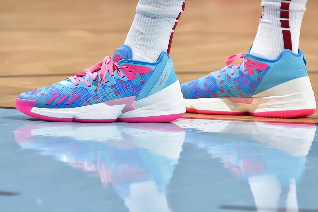 欧文3最新配色发售,一场篮球与友情的温馨邂逅