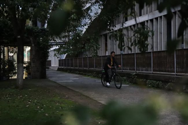 最新深圳坠楼身亡事件背后的故事,小巷深处的独特小店