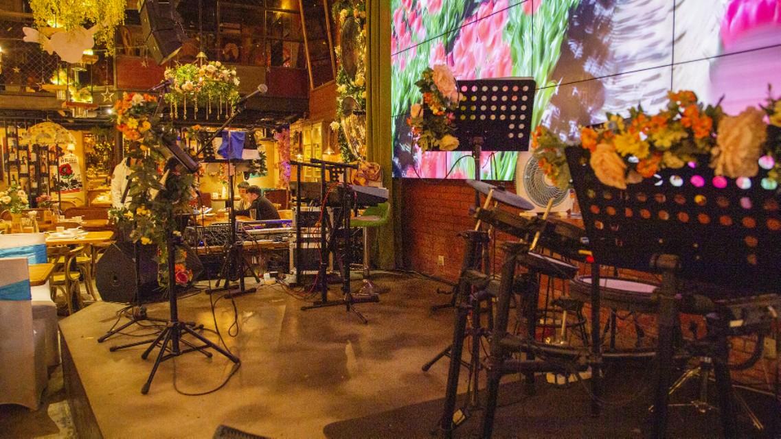 快乐男声最新一期谁淘汰了?带你探索小巷中的音乐故事与隐藏美食