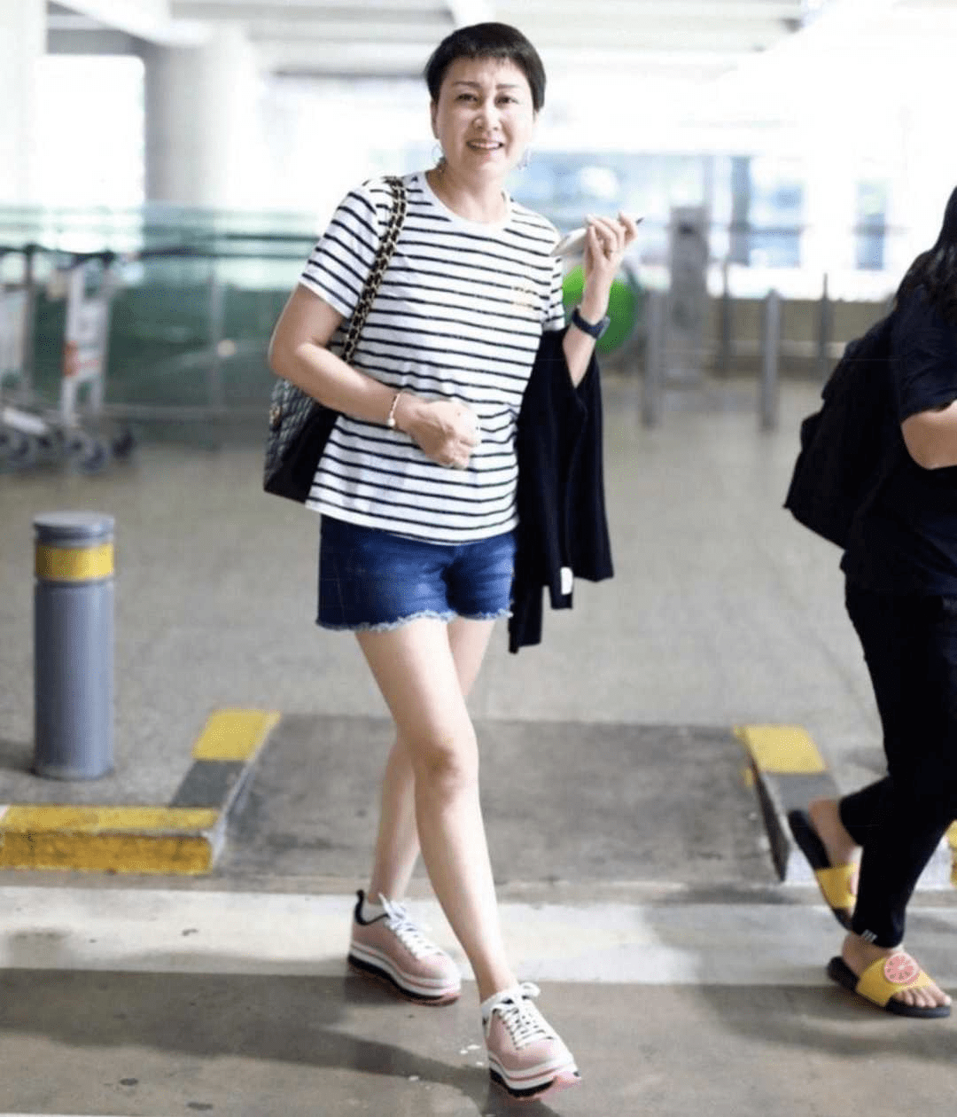 最新夏季男鞋,小巷深处的时尚秘境