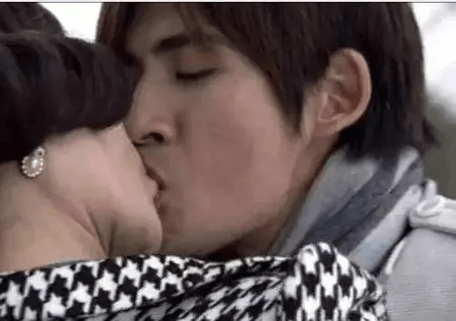 最新吻戏大全,深度剖析其现象与观点