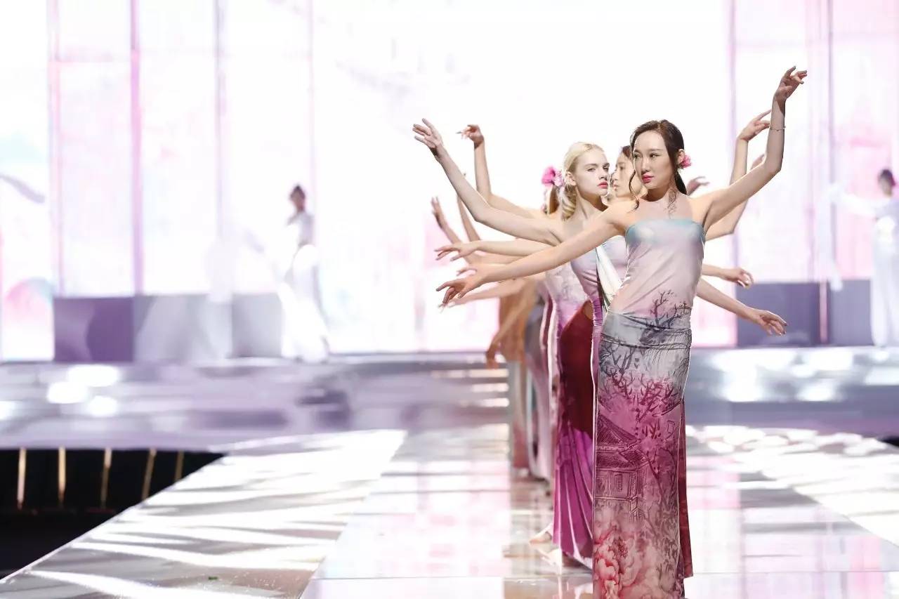 香西咲2017新作——探索时尚与艺术的交汇点