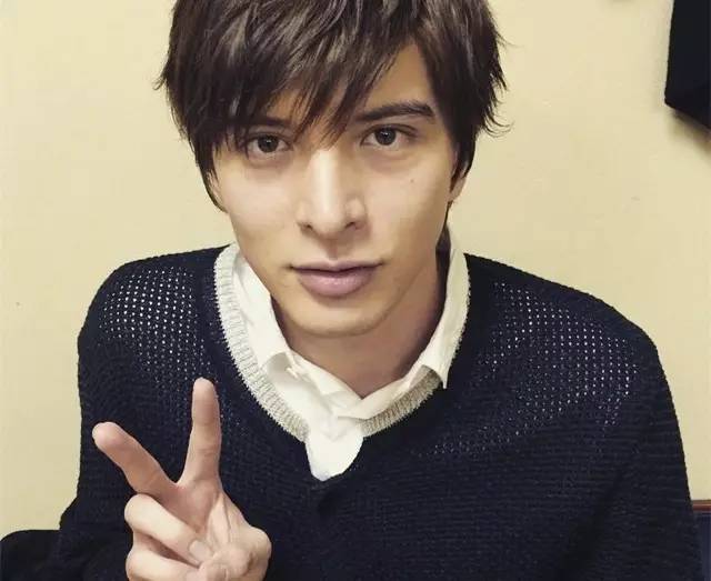 中日混血明星,跨越文化的自信与成就之旅