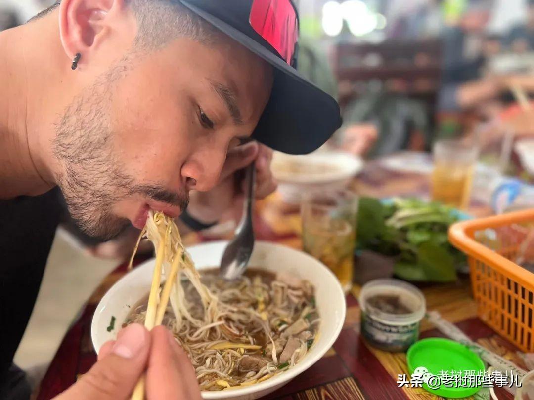 泰国的男演员与一家深藏小巷的特色小店