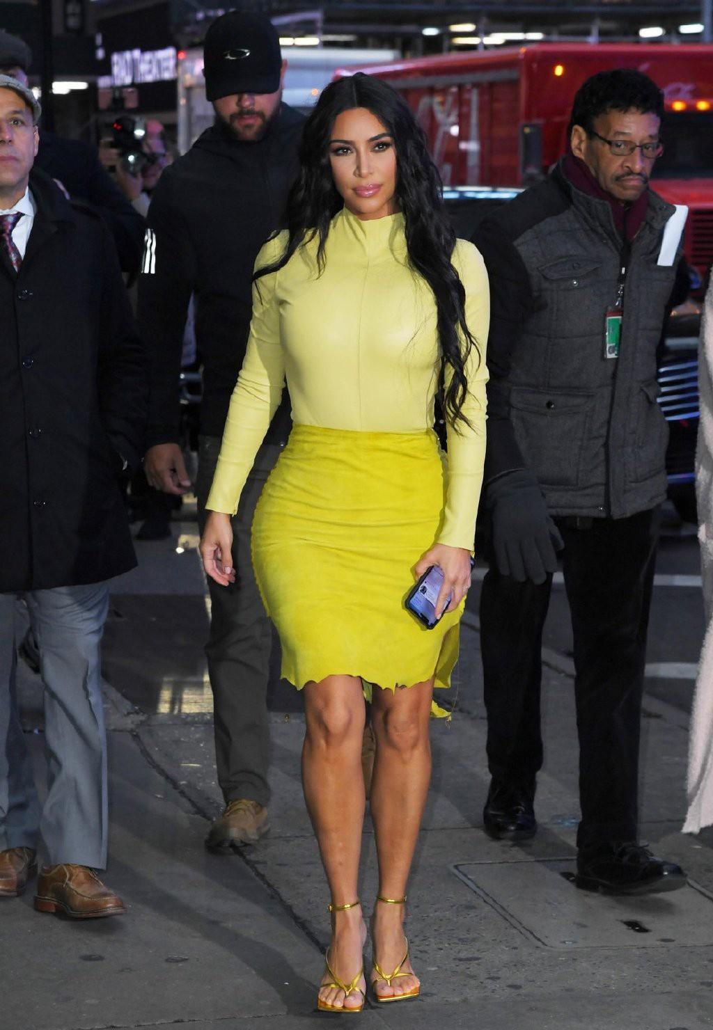 金卡戴珊最新街头造型,时尚潮流与个人表达的观点探讨