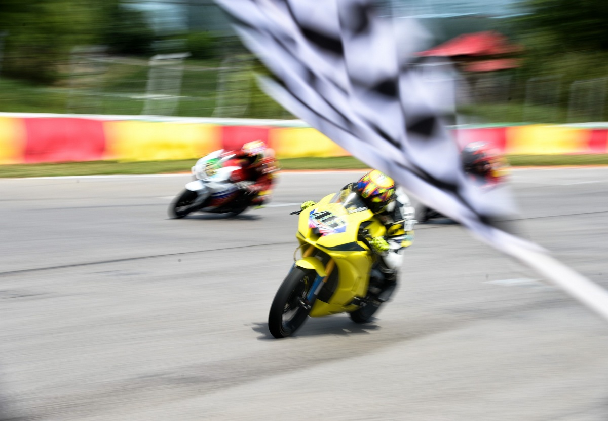 真赛车比赛,小巷中的速度与激情