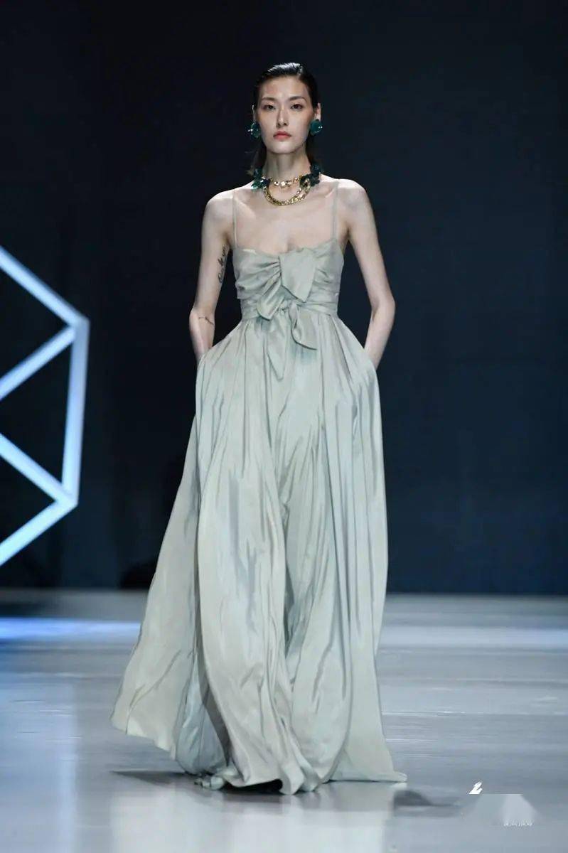 时尚女包新款展示,一场探索自然美景的旅行之旅