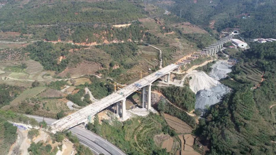 南三龙铁路最新进展,驶向自然美景的旅程,寻找内心的平和与宁静