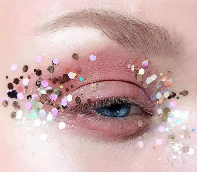 最新仿妆技巧,小巷深处的彩妆秘境