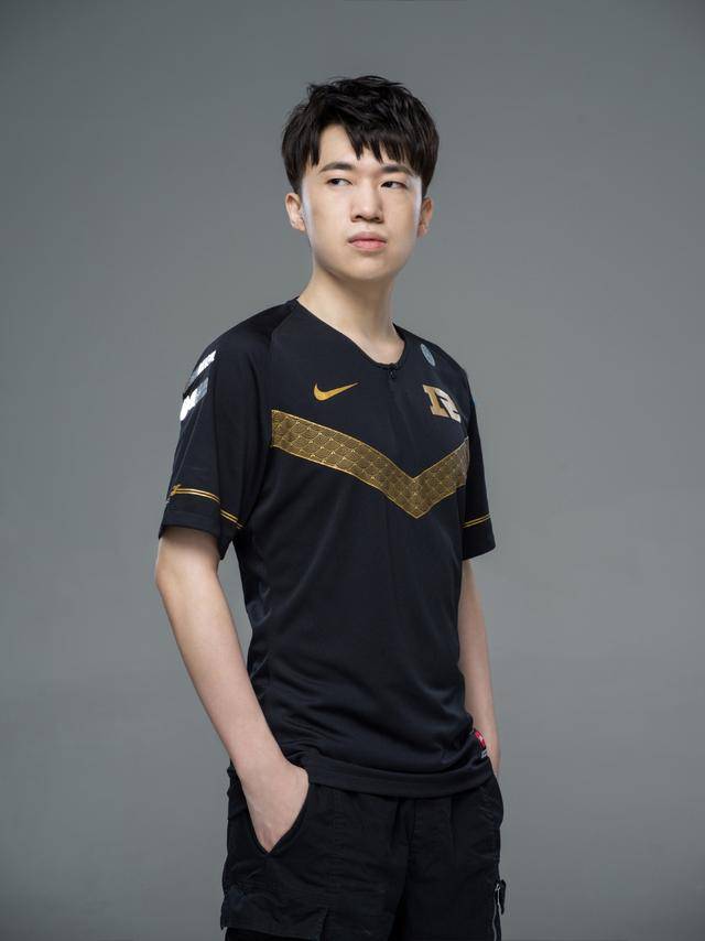 小虎最新韩服穿搭,引领潮流新风尚!