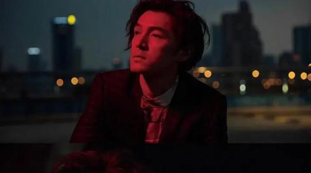 胡歌近期行程揭秘,小巷中的独特探索之旅