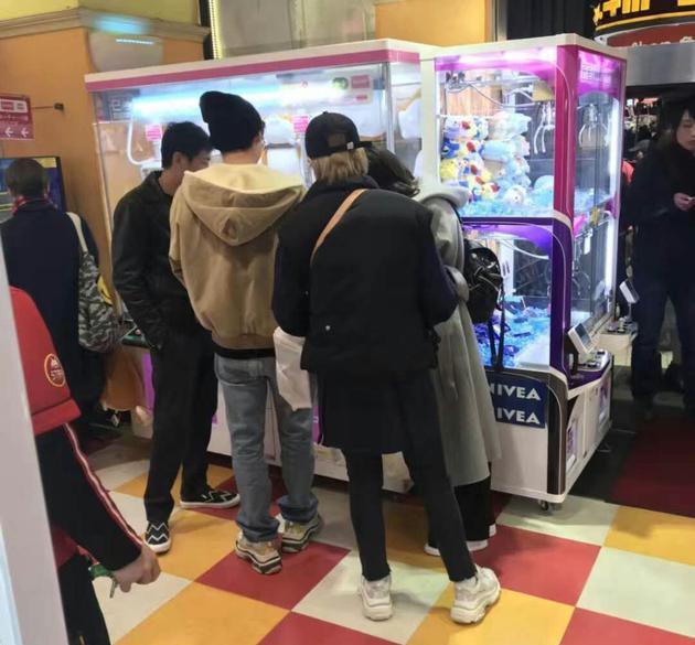 李易峰最新机场风采,偶遇小巷深处的特色小店