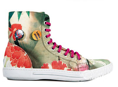 最新运动鞋款,时尚与性能的完美结合