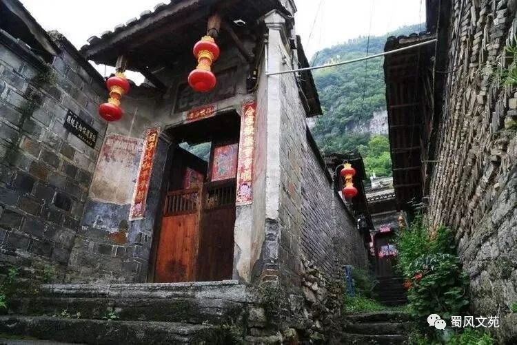 探索巷弄秘境,37岁女明星带你发现隐藏在小巷中的特色小店