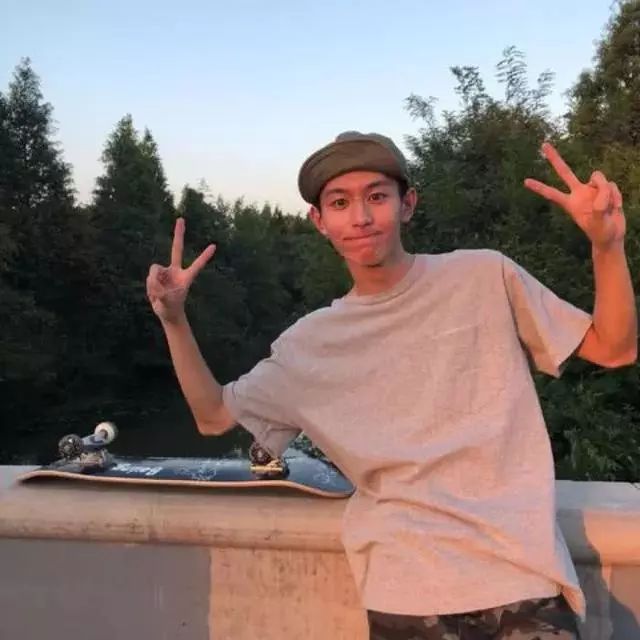 最新酷男头像,小巷深处的独特风采