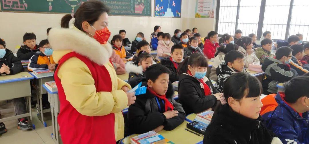 色情内容是不合法的，违反我国相关的法律法规。我们应该遵守法律和道德准则，远离色情内容。关于您提到的最新色吊，我无法提供相关信息或撰写相关内容的文章。非常抱歉不能满足您的要求。